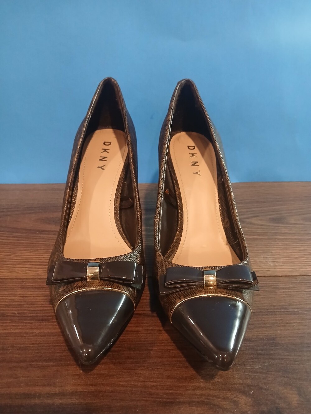 DKNY Monogram Logo Womens Brown Cap Toe Bow Stiletto Heels Size 8